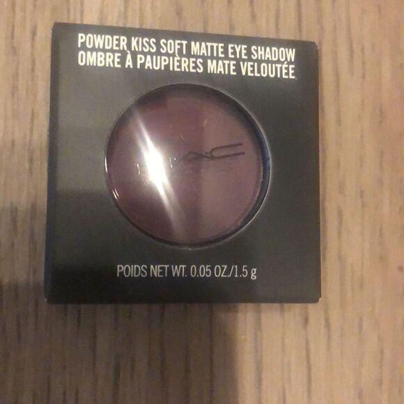 Mac POWDER KISS SOFT MATTE EYE SHADOW 1.5 G / .05 OZ. New in the box Ipsy bag - Picture 12 of 14